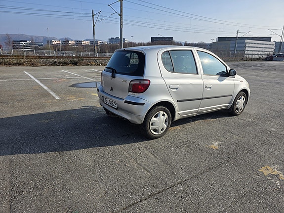 Toyota Yaris 6 of 14