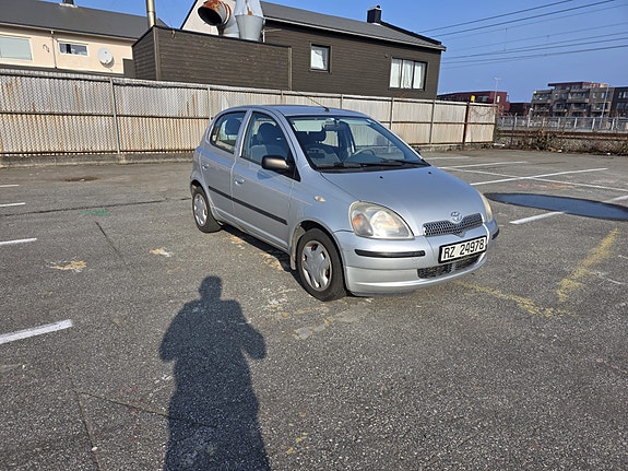 Toyota Yaris 8 of 14