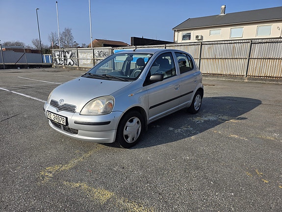 Toyota Yaris 2 of 14
