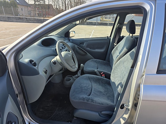Toyota Yaris 11 of 14