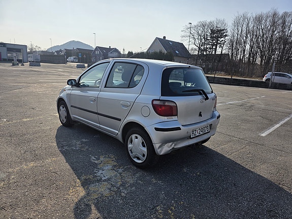 Toyota Yaris 4 of 14