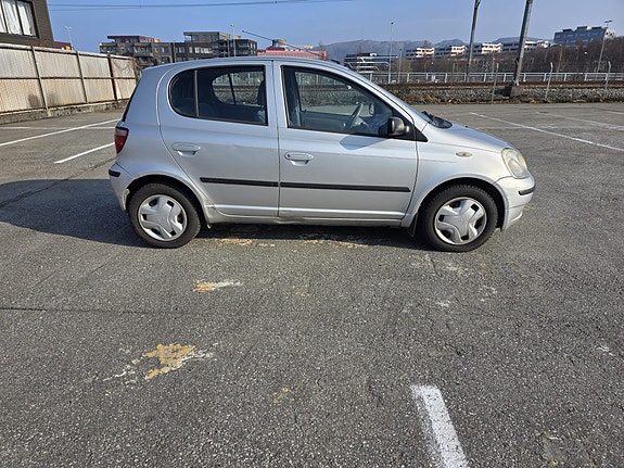Toyota Yaris 7 of 14