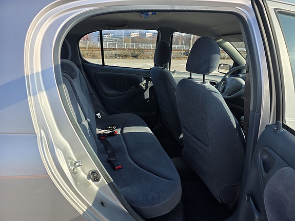 Toyota Yaris 14 of 14
