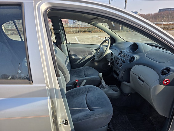 Toyota Yaris 13 of 14