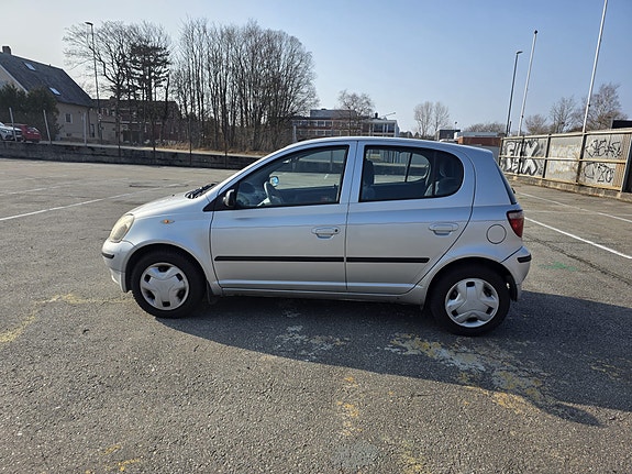 Toyota Yaris 3 of 14