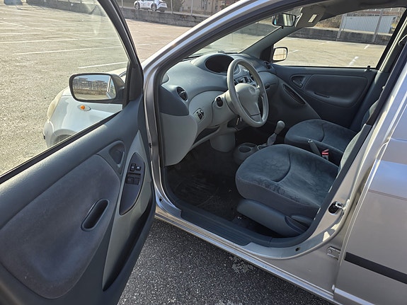 Toyota Yaris 10 of 14