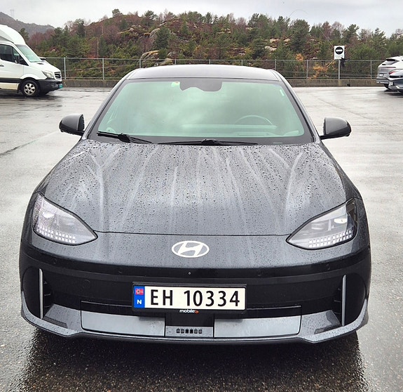 Hyundai Ioniq 6 3 of 5