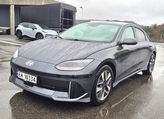 Hyundai Ioniq 6 2 of 5