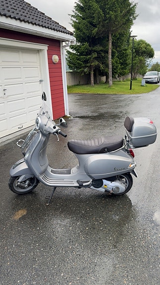 Vespa LX 125 Touring 2 of 5