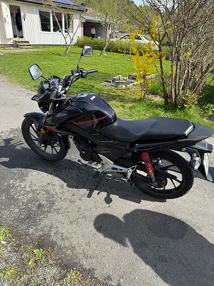 Honda CB 125F 6 of 8