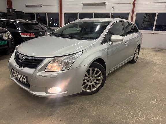 Toyota Avensis 2 of 5