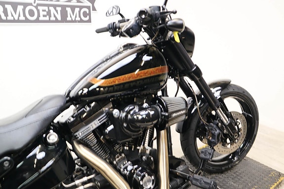 Harley-Davidson Pro Street Breakout CVO 17 of 30