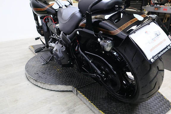 Harley-Davidson Pro Street Breakout CVO 19 of 30