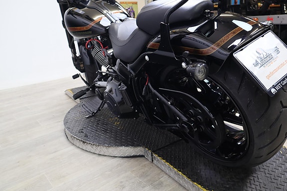 Harley-Davidson Pro Street Breakout CVO 4 of 30