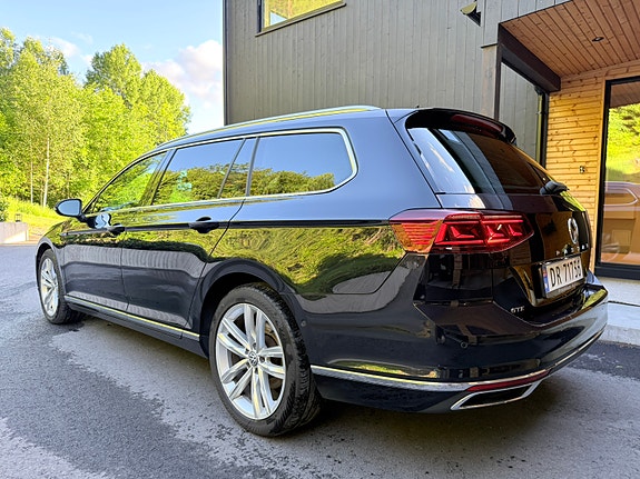 Volkswagen Passat 2 of 30