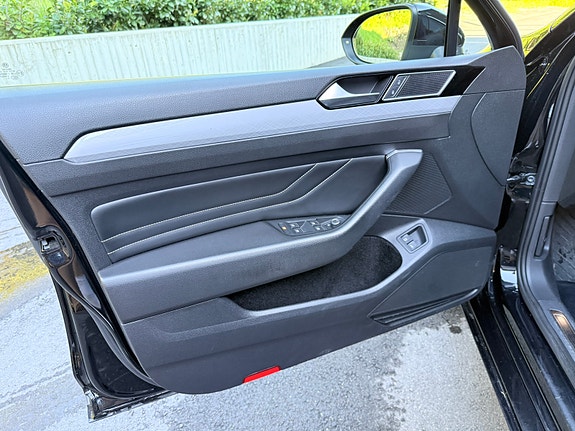 Volkswagen Passat 9 of 30