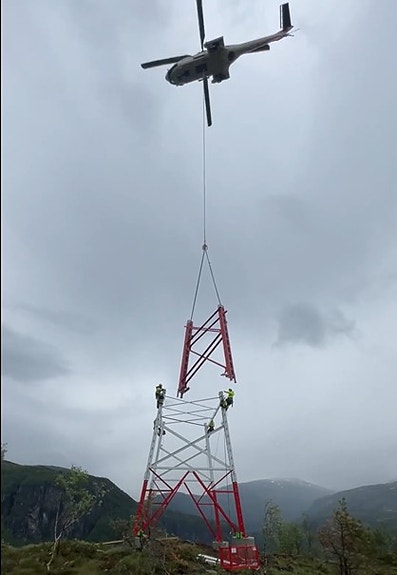 132 kV Stålmastmontasje med Superpuma-helikopter