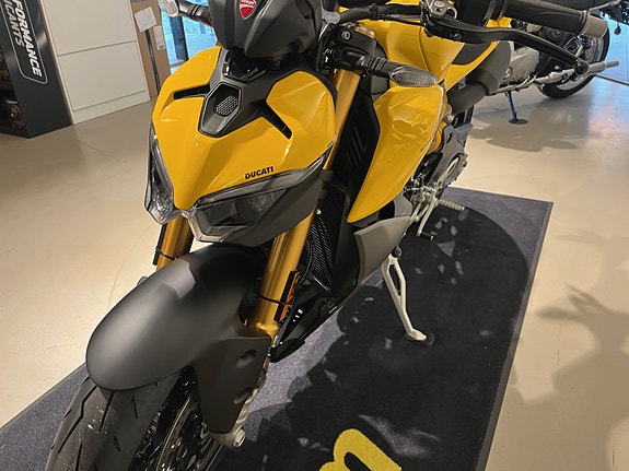 Ducati Streetfighter V2 S 7 of 11
