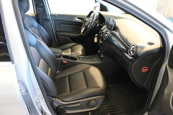Mercedes-Benz B180 3 of 5