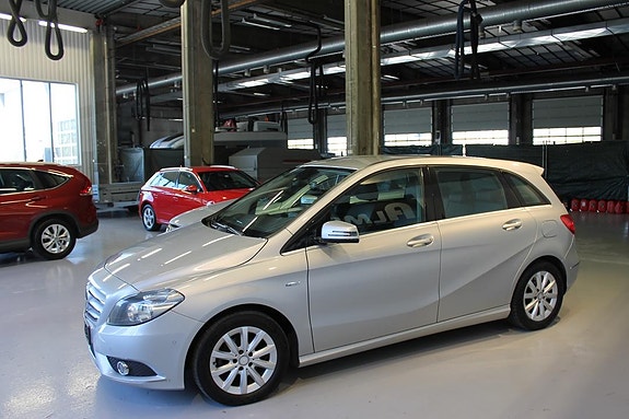 Mercedes-Benz B180 2 of 5