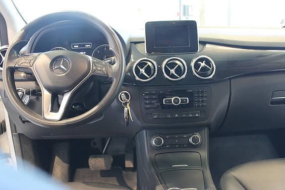 Mercedes-Benz B180 4 of 5