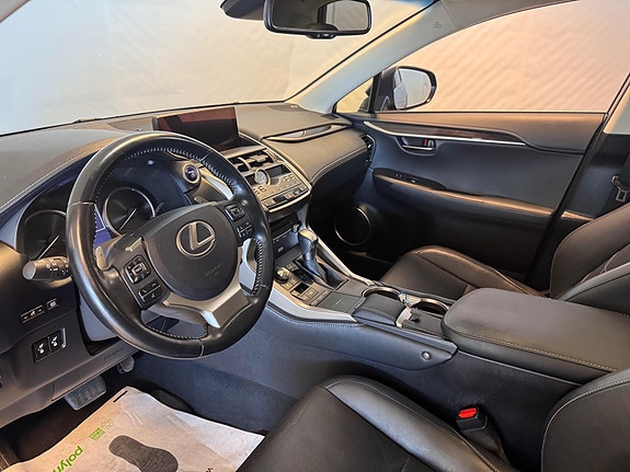 Lexus NX300h 5 of 5