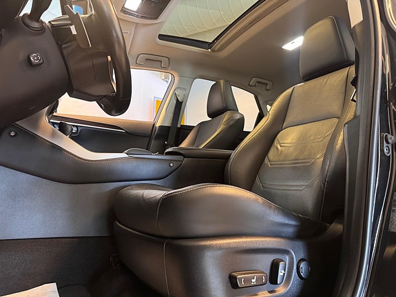 Lexus NX300h 4 of 5