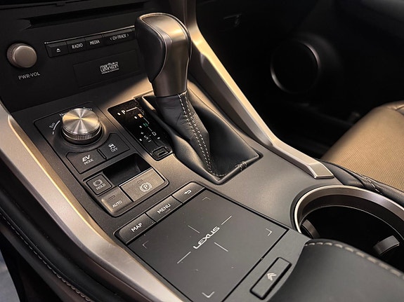 Lexus NX300h 14 of 30