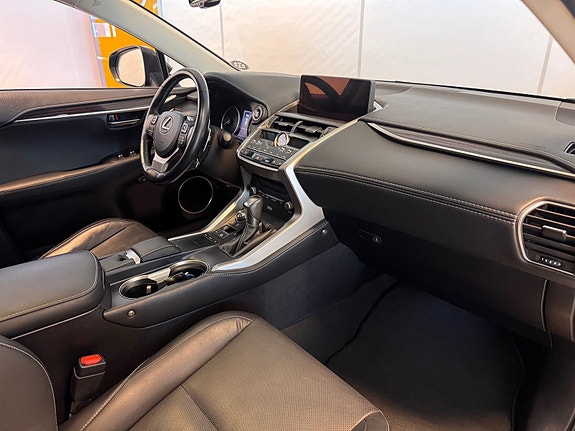 Lexus NX300h 25 of 30