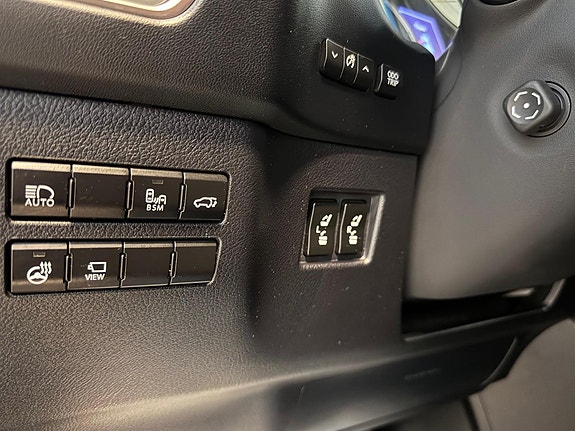 Lexus NX300h 12 of 30