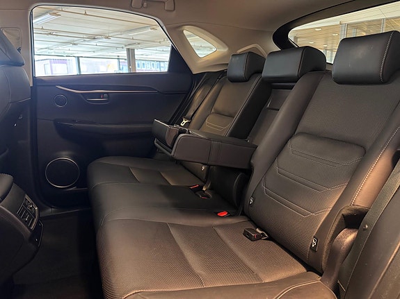 Lexus NX300h 27 of 30