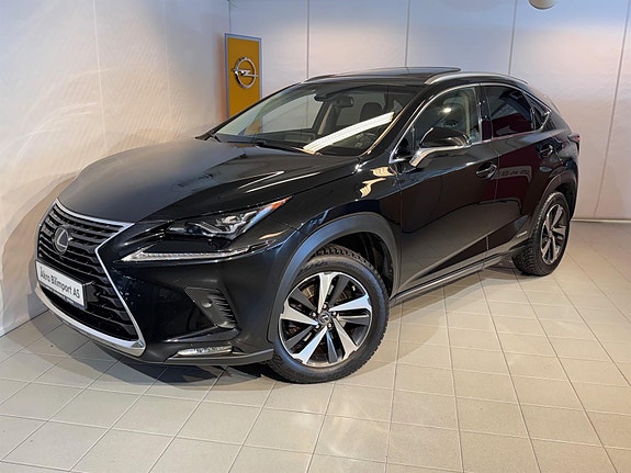 Lexus NX300h 2 of 5