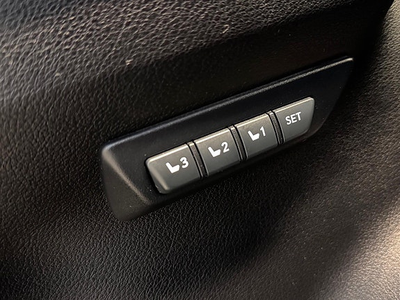Lexus NX300h 13 of 30