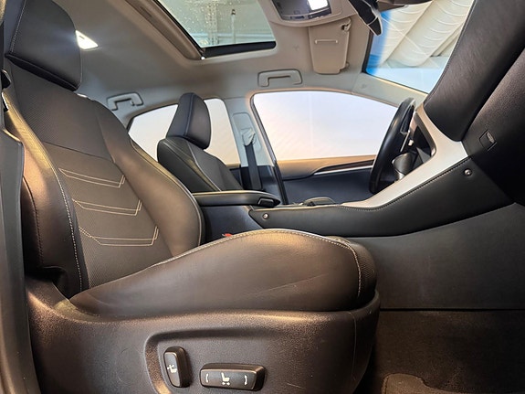 Lexus NX300h 24 of 30