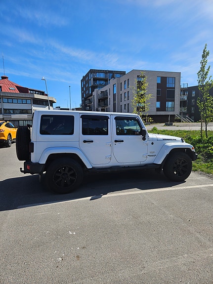 Jeep Wrangler 4 of 5