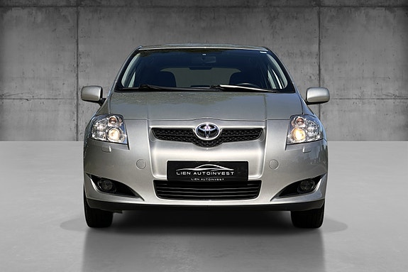 Toyota Auris 2 of 5