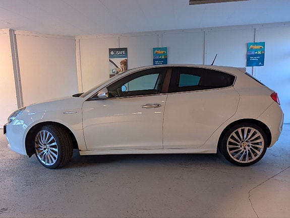 Alfa Romeo Giulietta 2 of 5