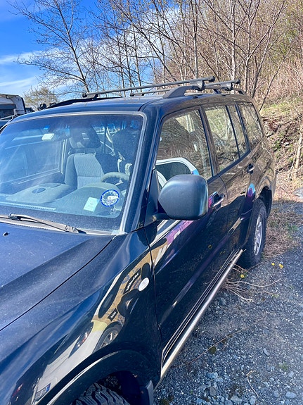 Mitsubishi Pajero 3 of 5