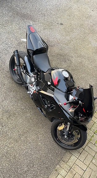 Honda CBR 900 RR 2 of 8