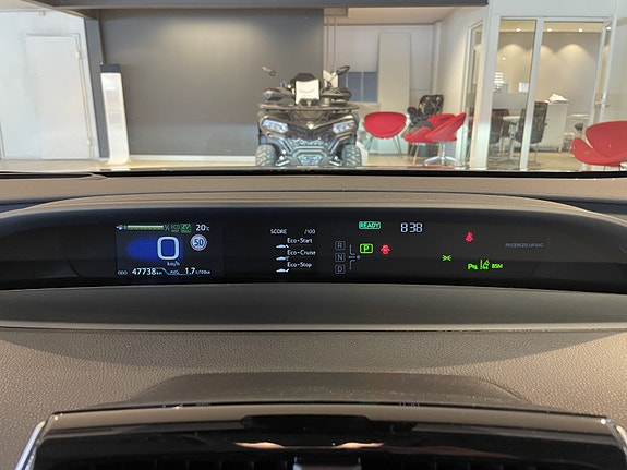 Toyota Prius Plug-in Hybrid 6 of 10