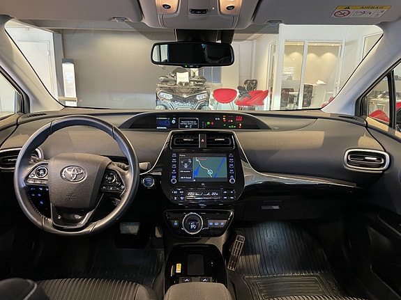 Toyota Prius Plug-in Hybrid 4 of 10