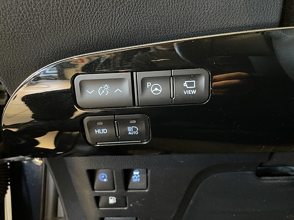 Toyota Prius Plug-in Hybrid 7 of 10