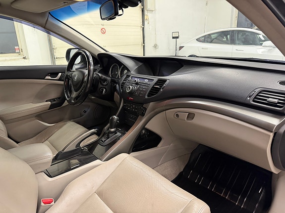 Honda Accord 19 of 30
