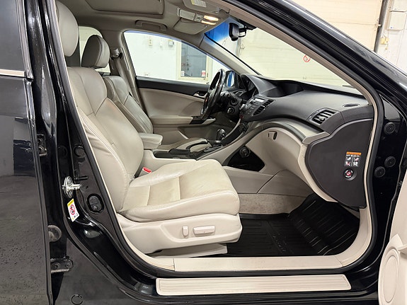 Honda Accord 17 of 30