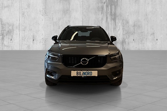 Volvo XC40 2 of 5
