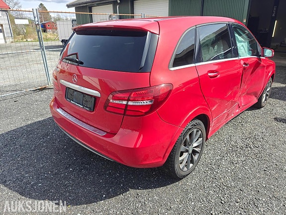 Mercedes-Benz B250 4 of 5