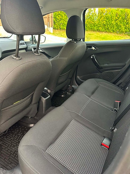 Peugeot 208 8 of 18