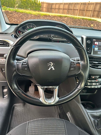 Peugeot 208 3 of 18