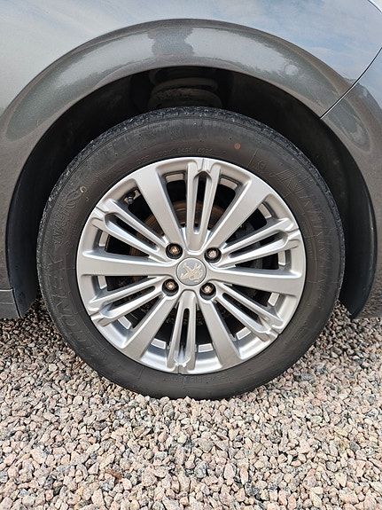 Peugeot 208 14 of 18