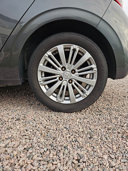 Peugeot 208 12 of 18
